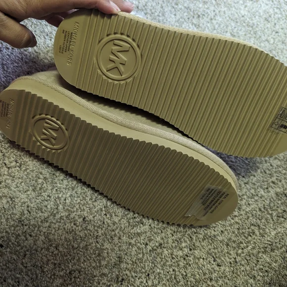 Michael Kors Cream Winter Boots with Plush Lining - Picture 4 of 5